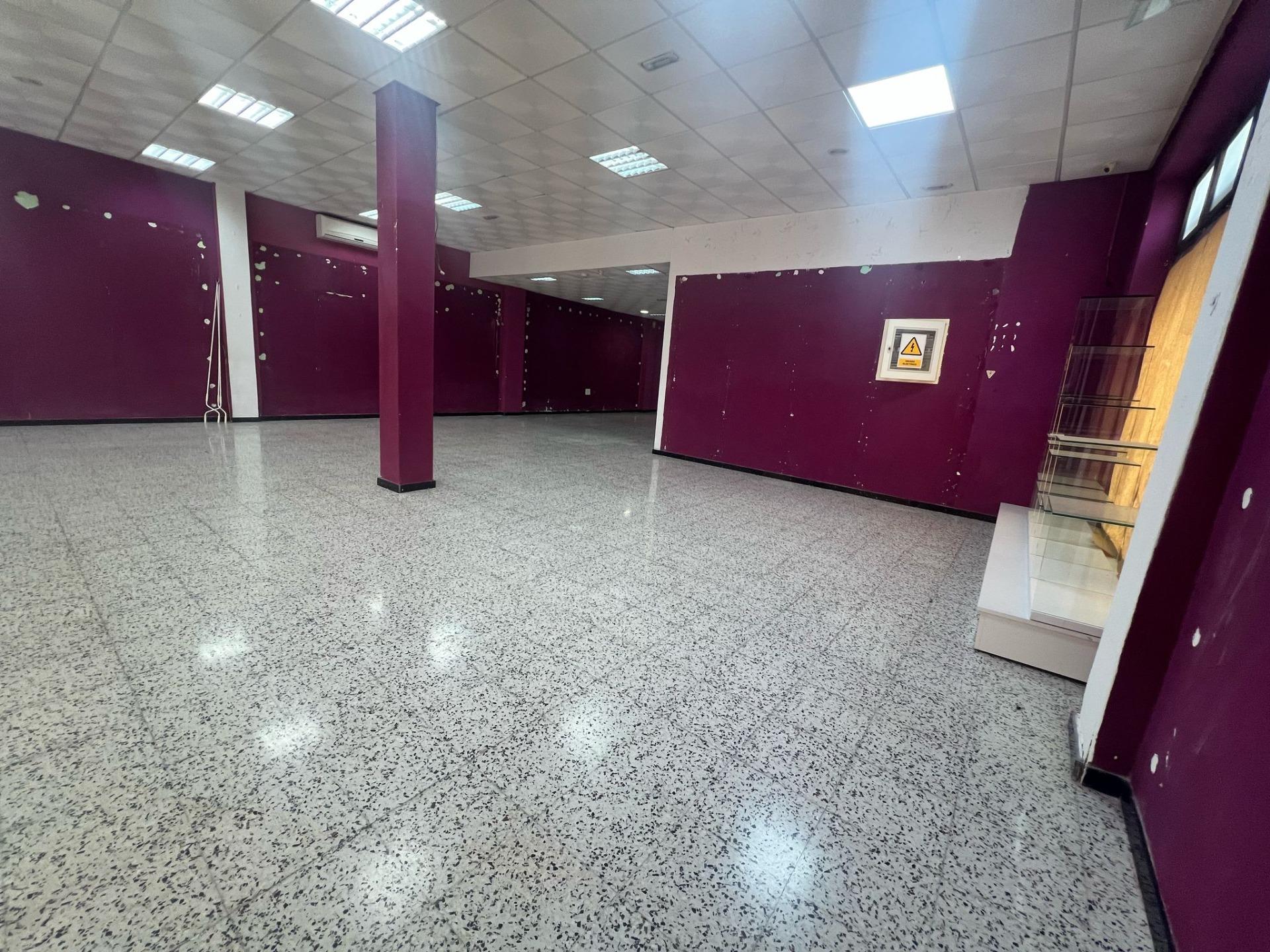 Local comercial en esquina con 6 escaparates en Pleno centro de Vecindario