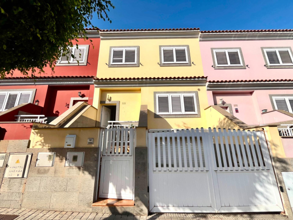 AMPLIO ADOSADO EN ZONA RESIDENCIAL