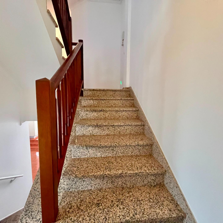 AMPLIO ADOSADO EN ZONA RESIDENCIAL