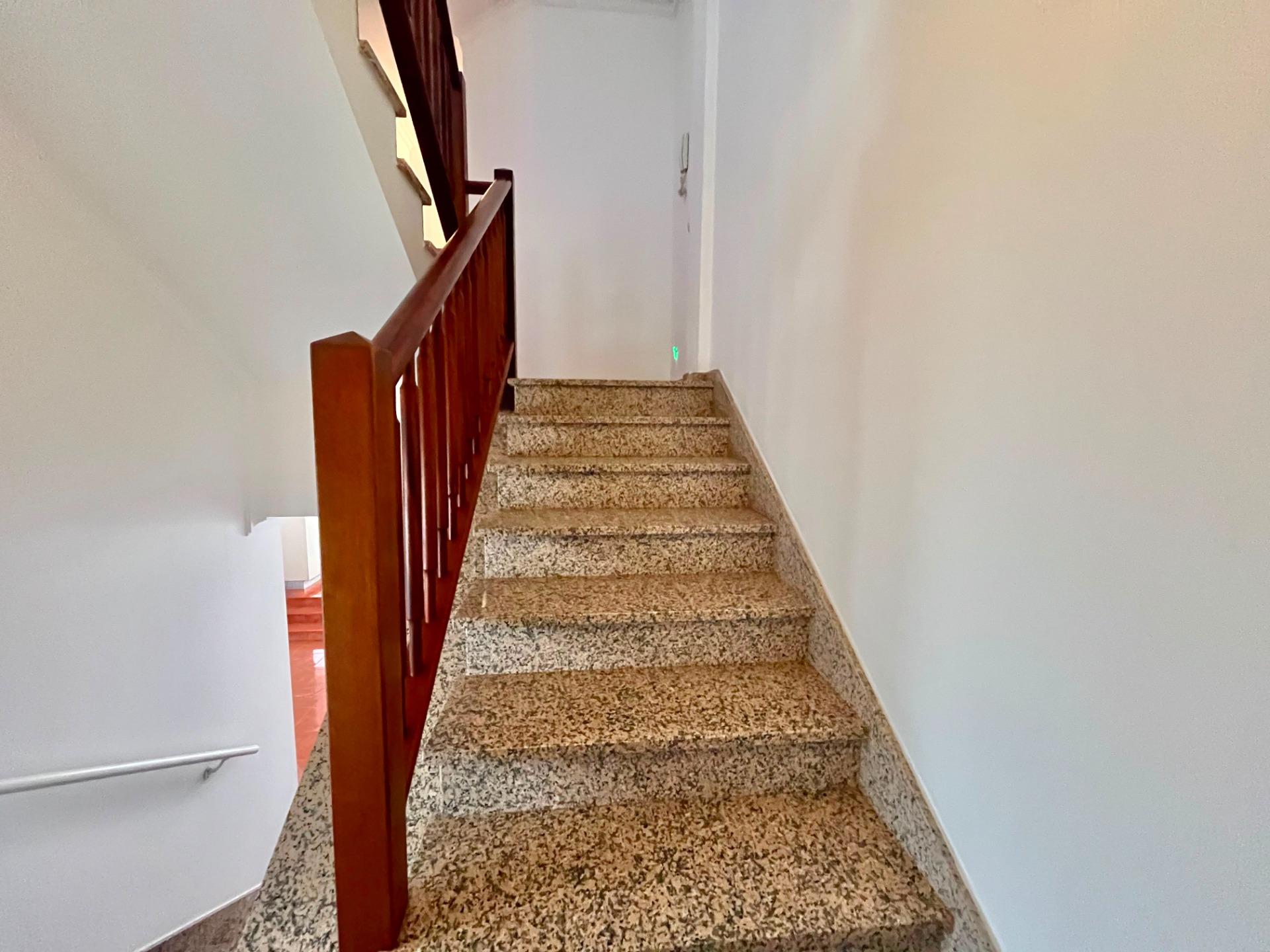 AMPLIO ADOSADO EN ZONA RESIDENCIAL