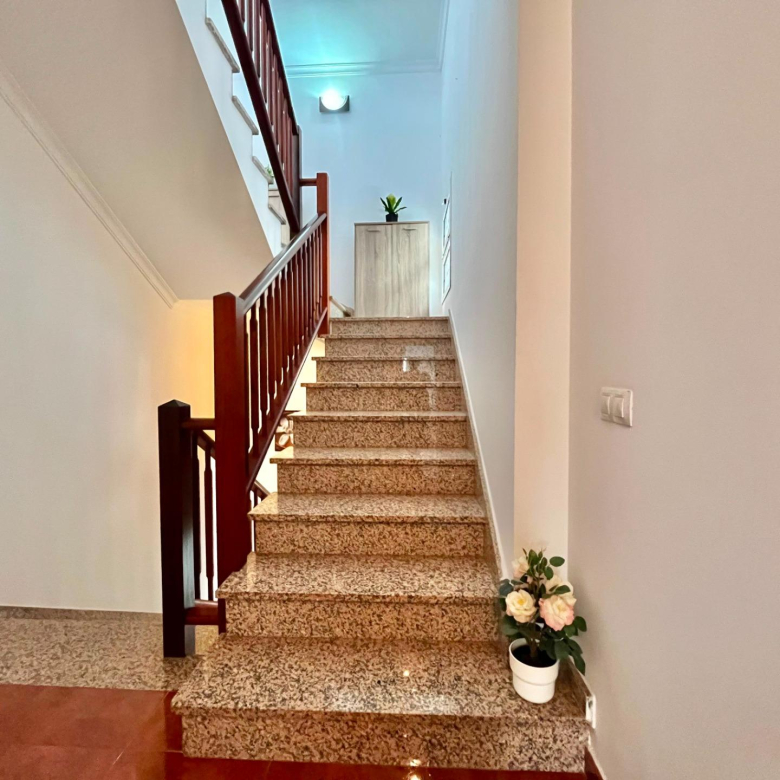AMPLIO ADOSADO EN ZONA RESIDENCIAL