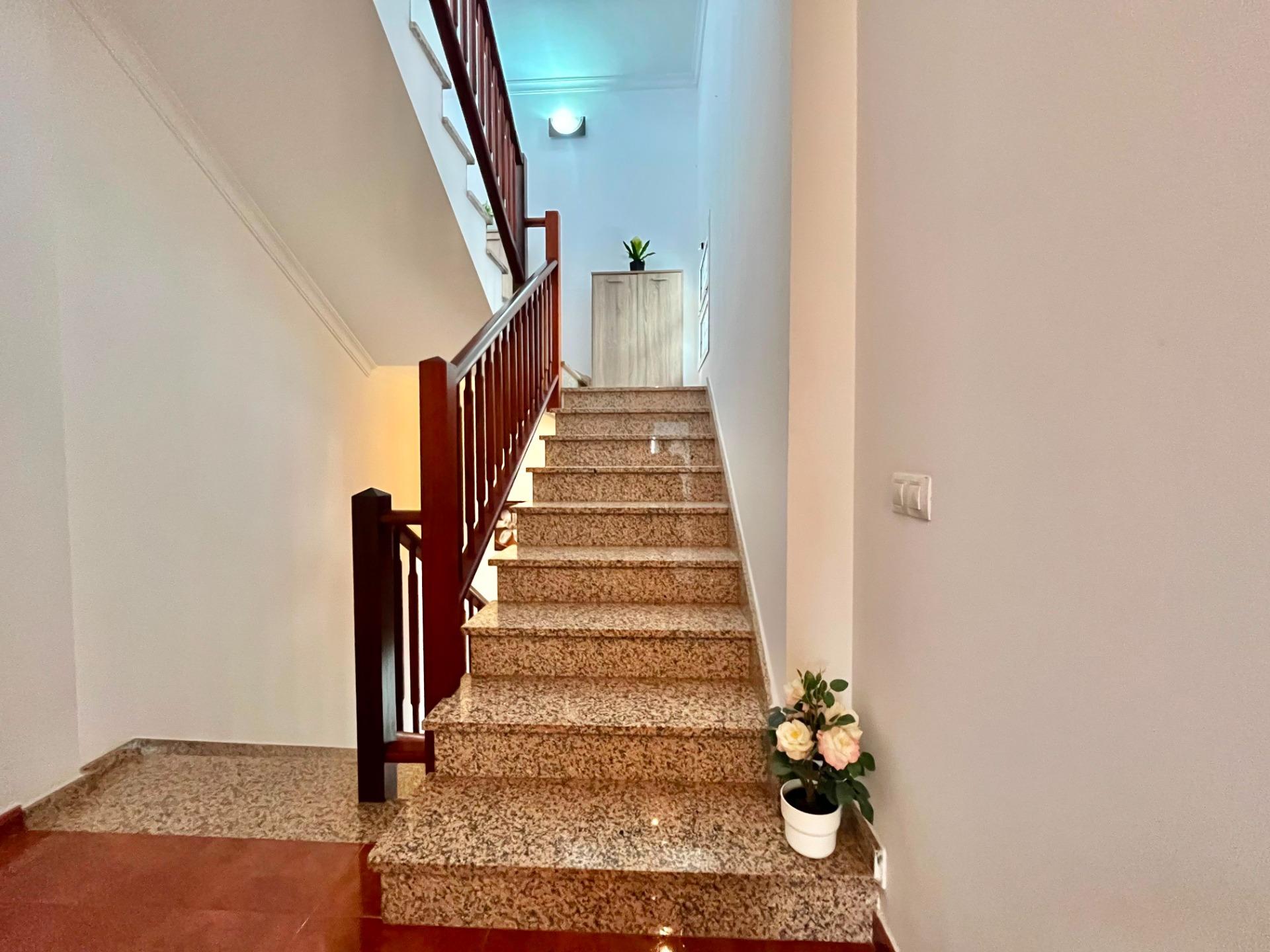 AMPLIO ADOSADO EN ZONA RESIDENCIAL