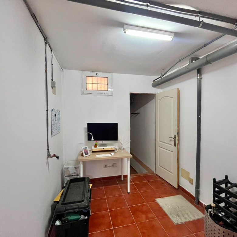 AMPLIO ADOSADO EN ZONA RESIDENCIAL