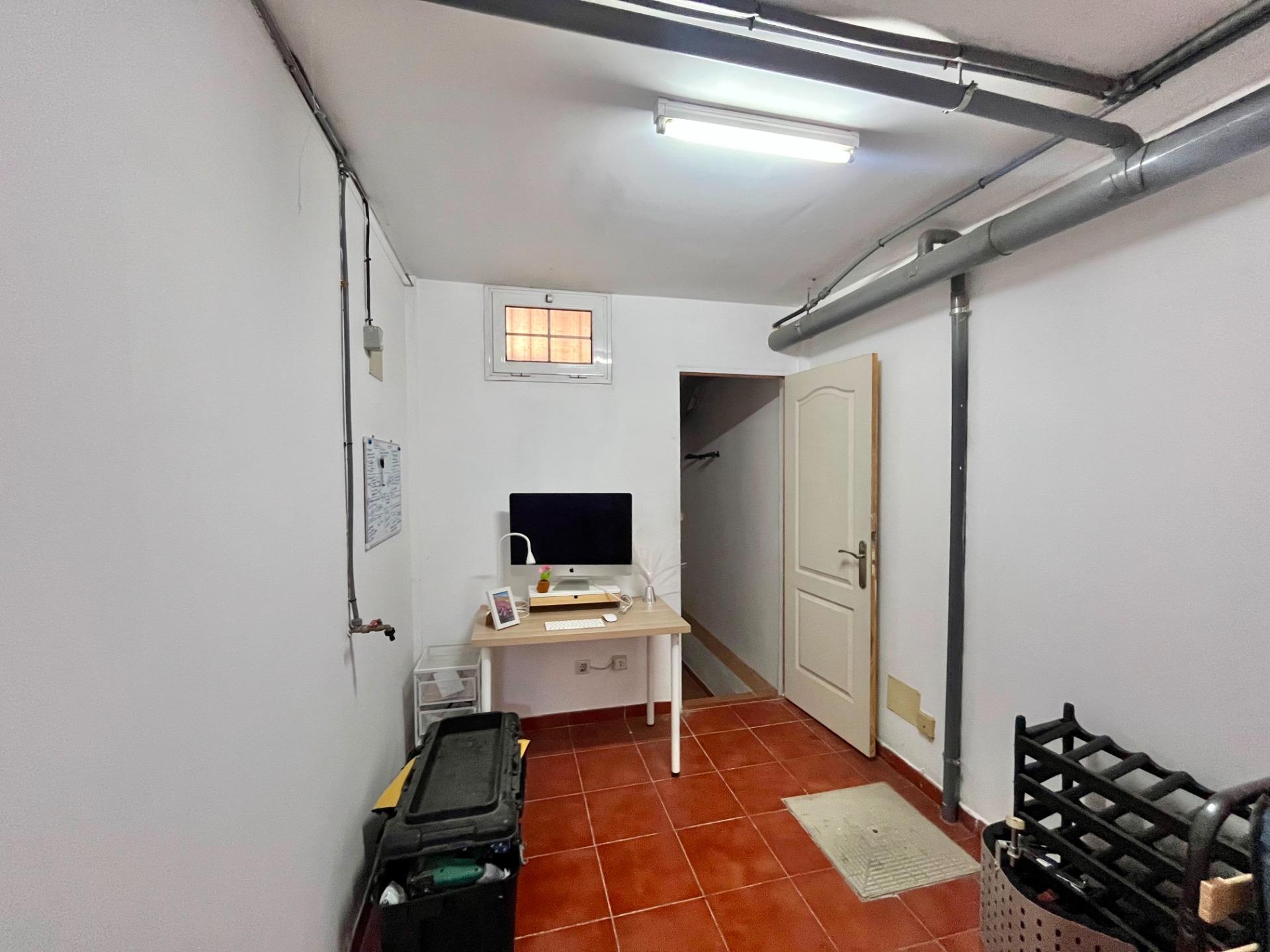 AMPLIO ADOSADO EN ZONA RESIDENCIAL