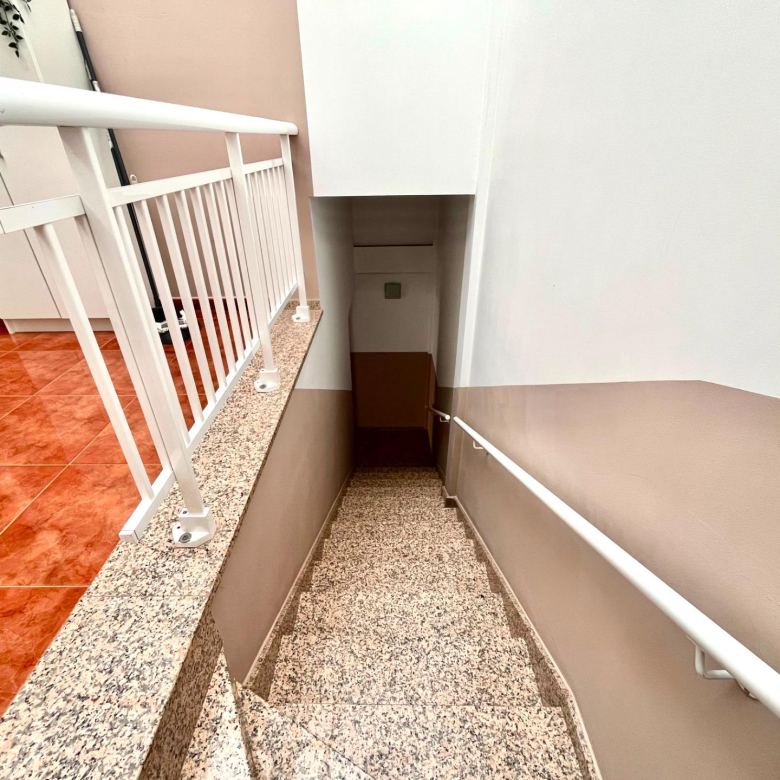 AMPLIO ADOSADO EN ZONA RESIDENCIAL