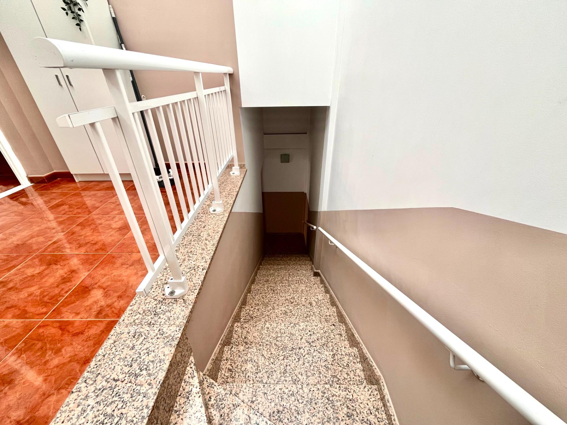 AMPLIO ADOSADO EN ZONA RESIDENCIAL