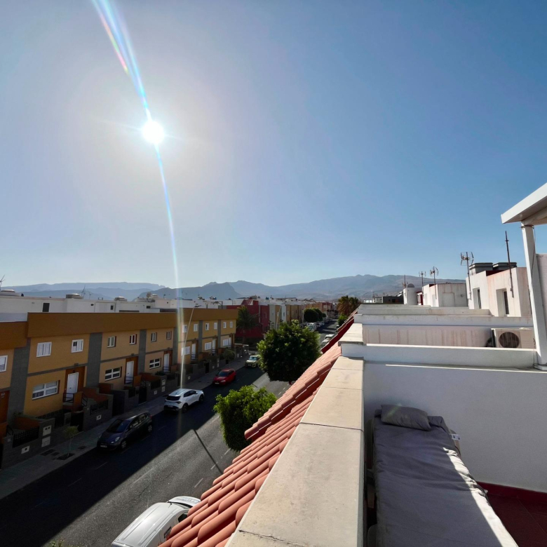 AMPLIO ADOSADO EN ZONA RESIDENCIAL