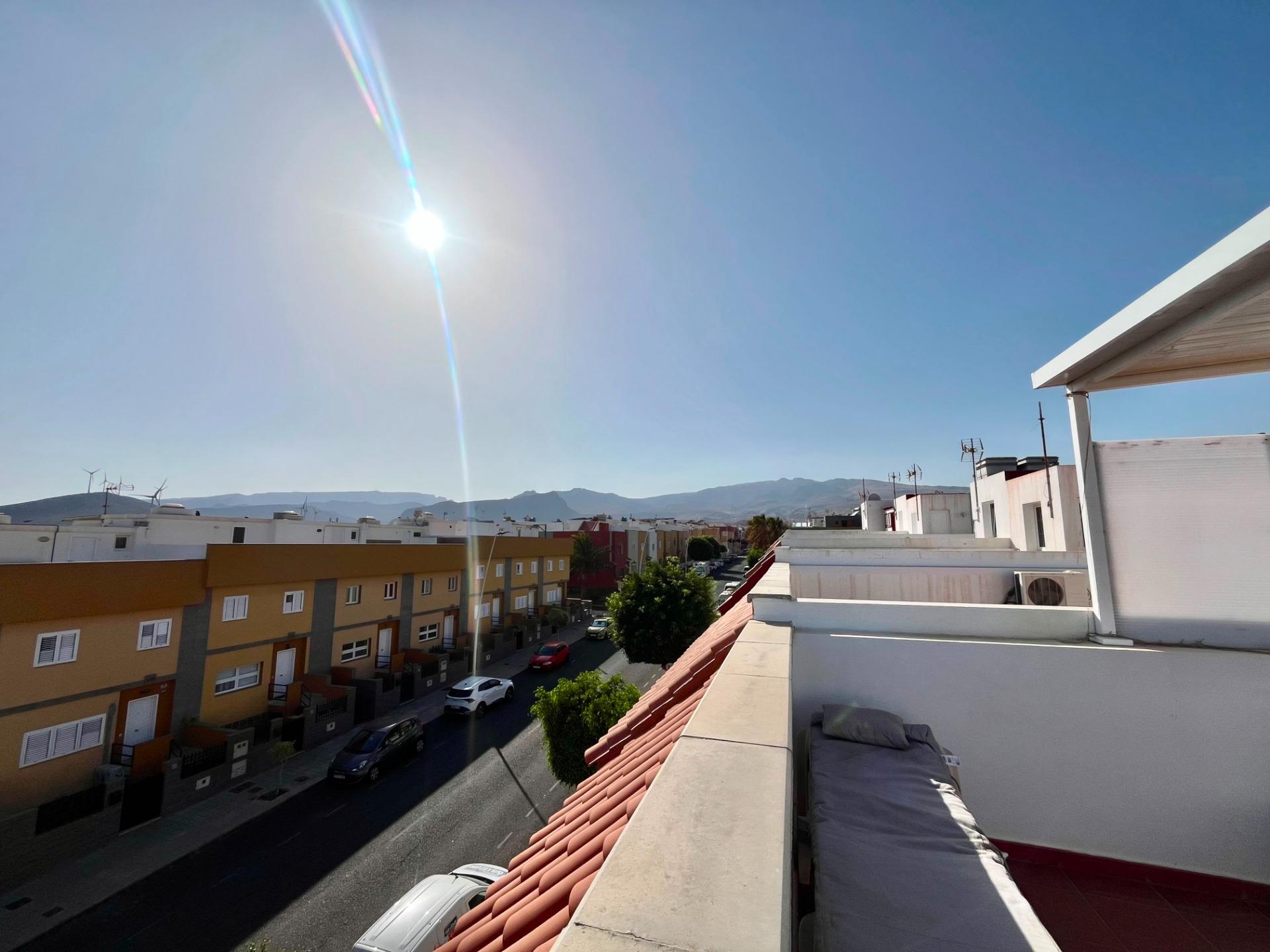 AMPLIO ADOSADO EN ZONA RESIDENCIAL