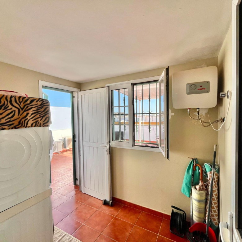 AMPLIO ADOSADO EN ZONA RESIDENCIAL