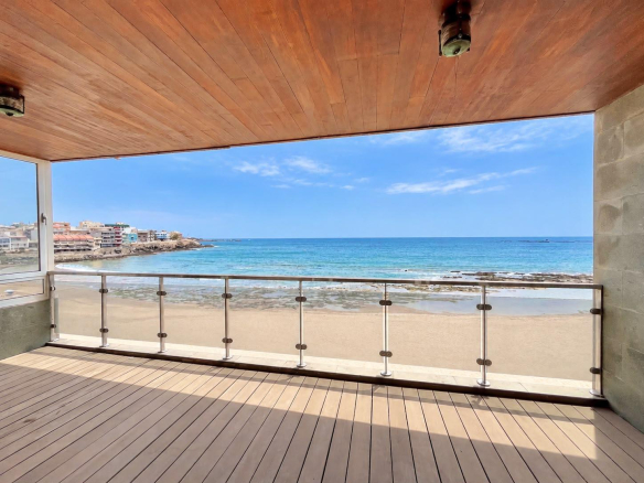 PISO DE 3 DORMITORIOS EN PRIMERA PLANTA Y EN PRIMERA LÍNEA DE PLAYA – CON ACCESO DIRECTO A LA PLAYA – SIN ASCENSOR