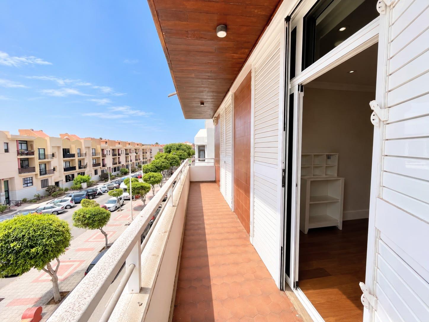 PISO DE 3 DORMITORIOS EN PRIMERA PLANTA Y EN PRIMERA LÍNEA DE PLAYA – CON ACCESO DIRECTO A LA PLAYA – SIN ASCENSOR