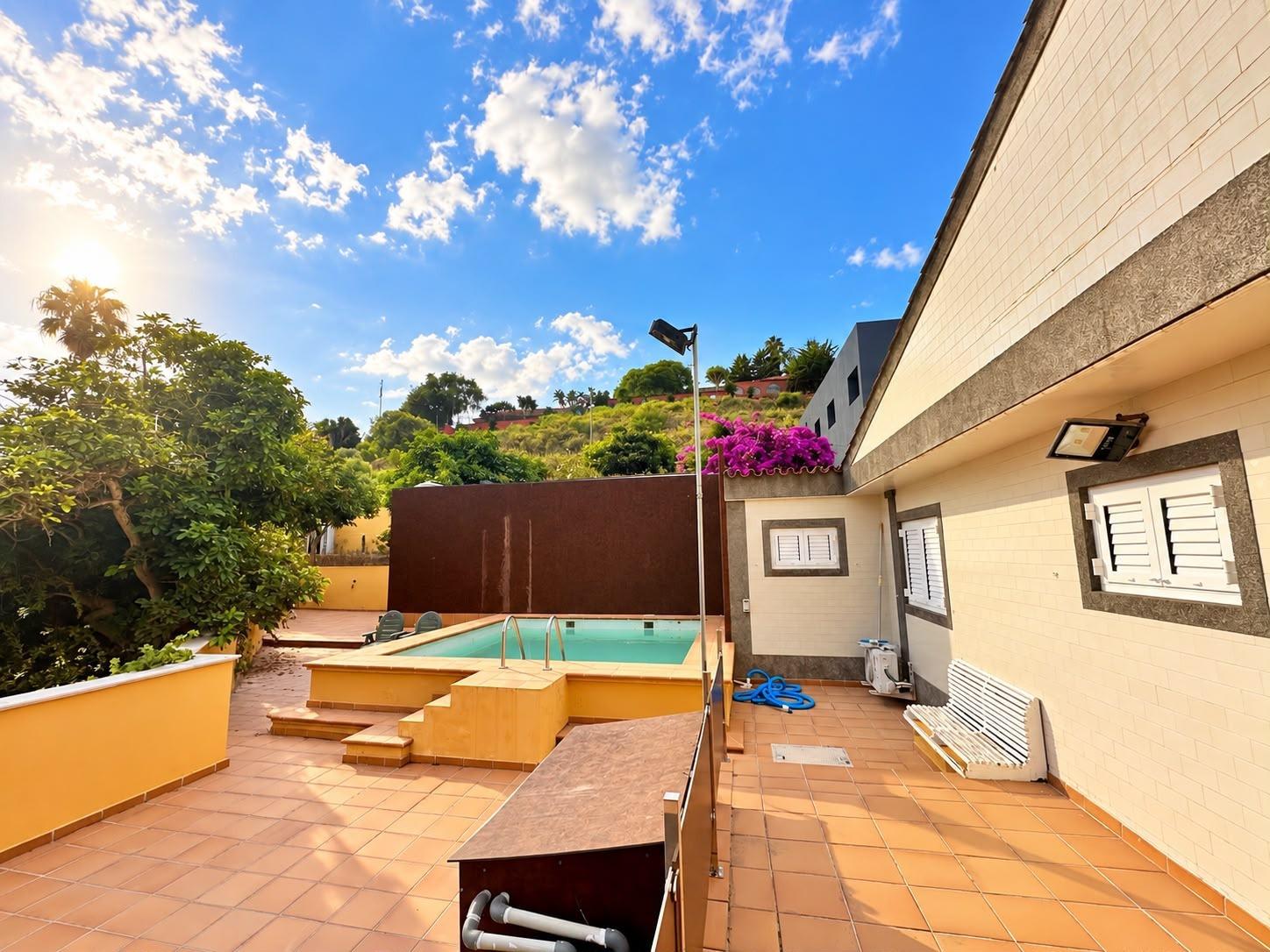 CHALET INDEPENDIENTE de 4 DORMITORIOS CON PISCINA EN SANTA BRÍGIDA
