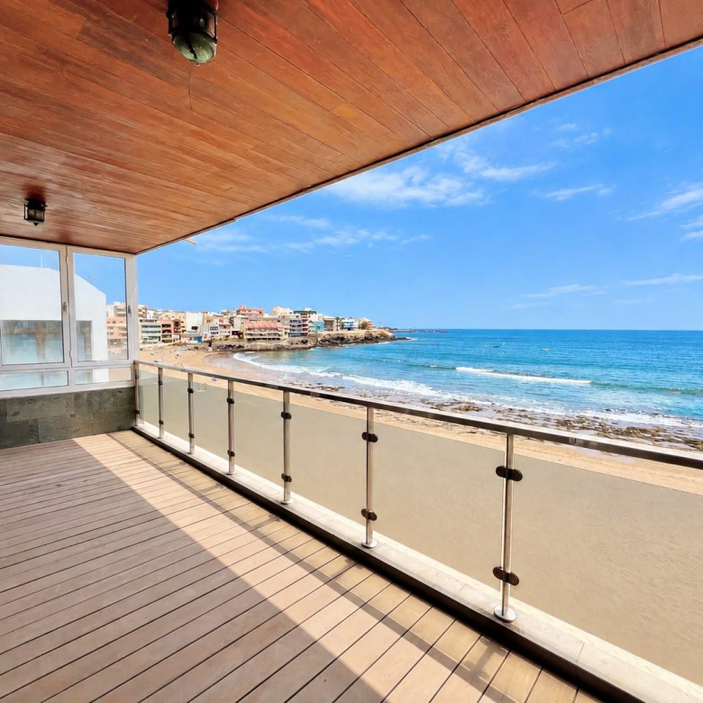PISO DE 3 DORMITORIOS EN PRIMERA PLANTA Y EN PRIMERA LÍNEA DE PLAYA – CON ACCESO DIRECTO A LA PLAYA – SIN ASCENSOR