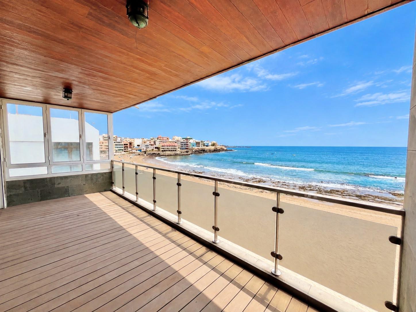 PISO DE 3 DORMITORIOS EN PRIMERA PLANTA Y EN PRIMERA LÍNEA DE PLAYA – CON ACCESO DIRECTO A LA PLAYA – SIN ASCENSOR
