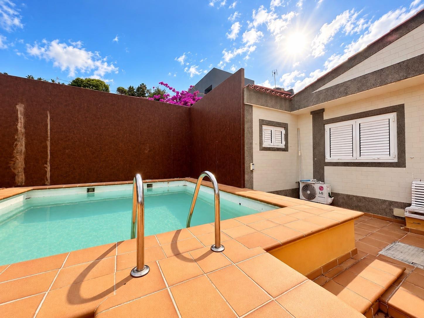 CHALET INDEPENDIENTE de 4 DORMITORIOS CON PISCINA EN SANTA BRÍGIDA