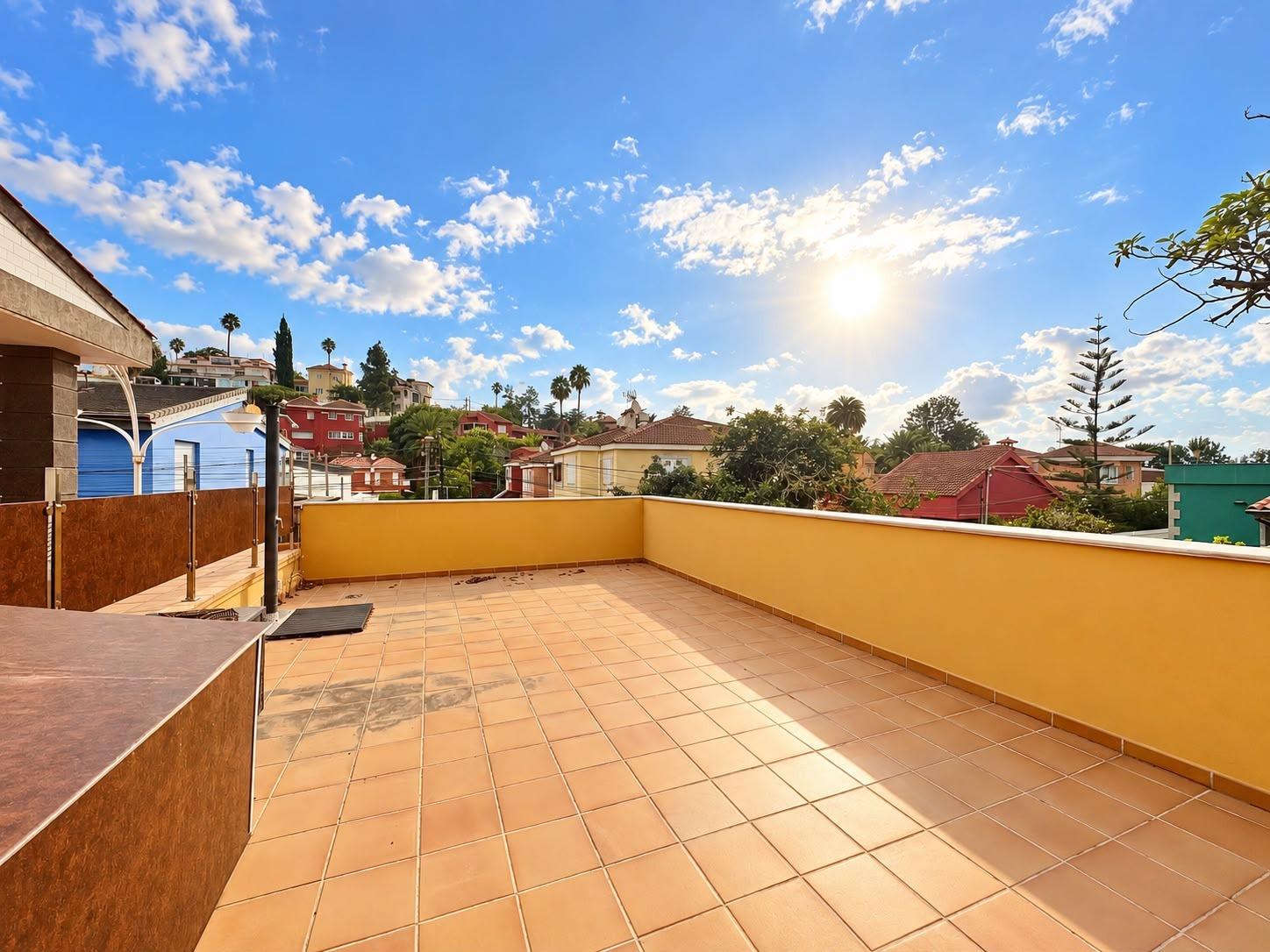 CHALET INDEPENDIENTE de 4 DORMITORIOS CON PISCINA EN SANTA BRÍGIDA