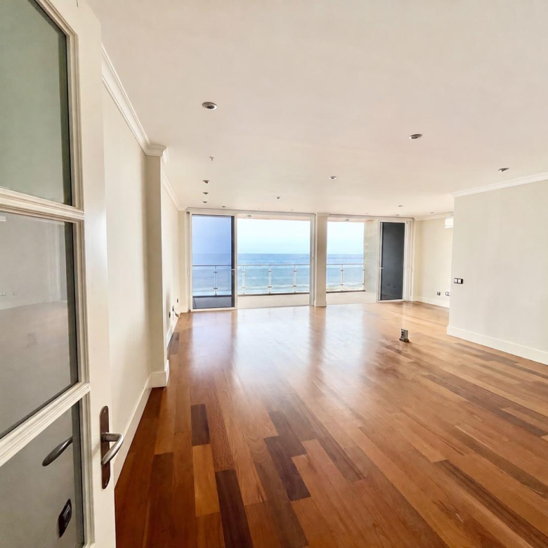 PISO DE 3 DORMITORIOS EN PRIMERA PLANTA Y EN PRIMERA LÍNEA DE PLAYA – CON ACCESO DIRECTO A LA PLAYA – SIN ASCENSOR