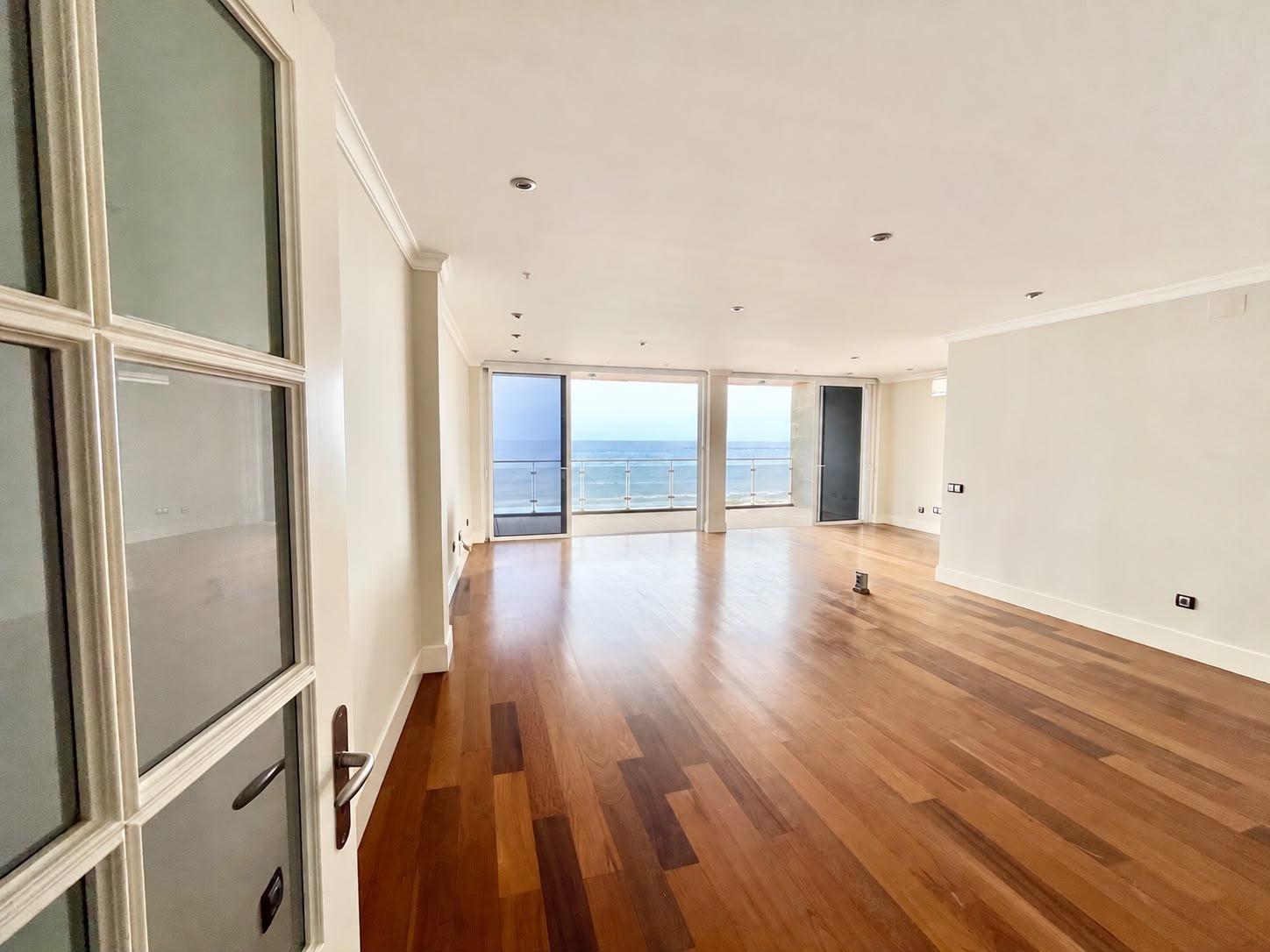 PISO DE 3 DORMITORIOS EN PRIMERA PLANTA Y EN PRIMERA LÍNEA DE PLAYA – CON ACCESO DIRECTO A LA PLAYA – SIN ASCENSOR