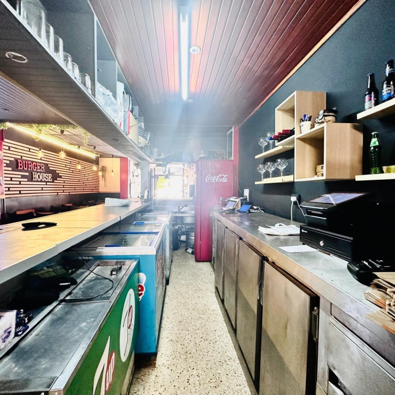 Restaurante en TRASPASO de 120 m² con clientela y ubicación de alto tránsito en el Cruce de Arinaga