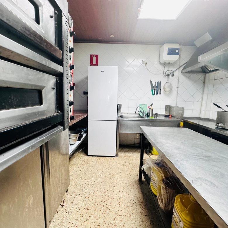 Restaurante en TRASPASO de 120 m² con clientela y ubicación de alto tránsito en el Cruce de Arinaga