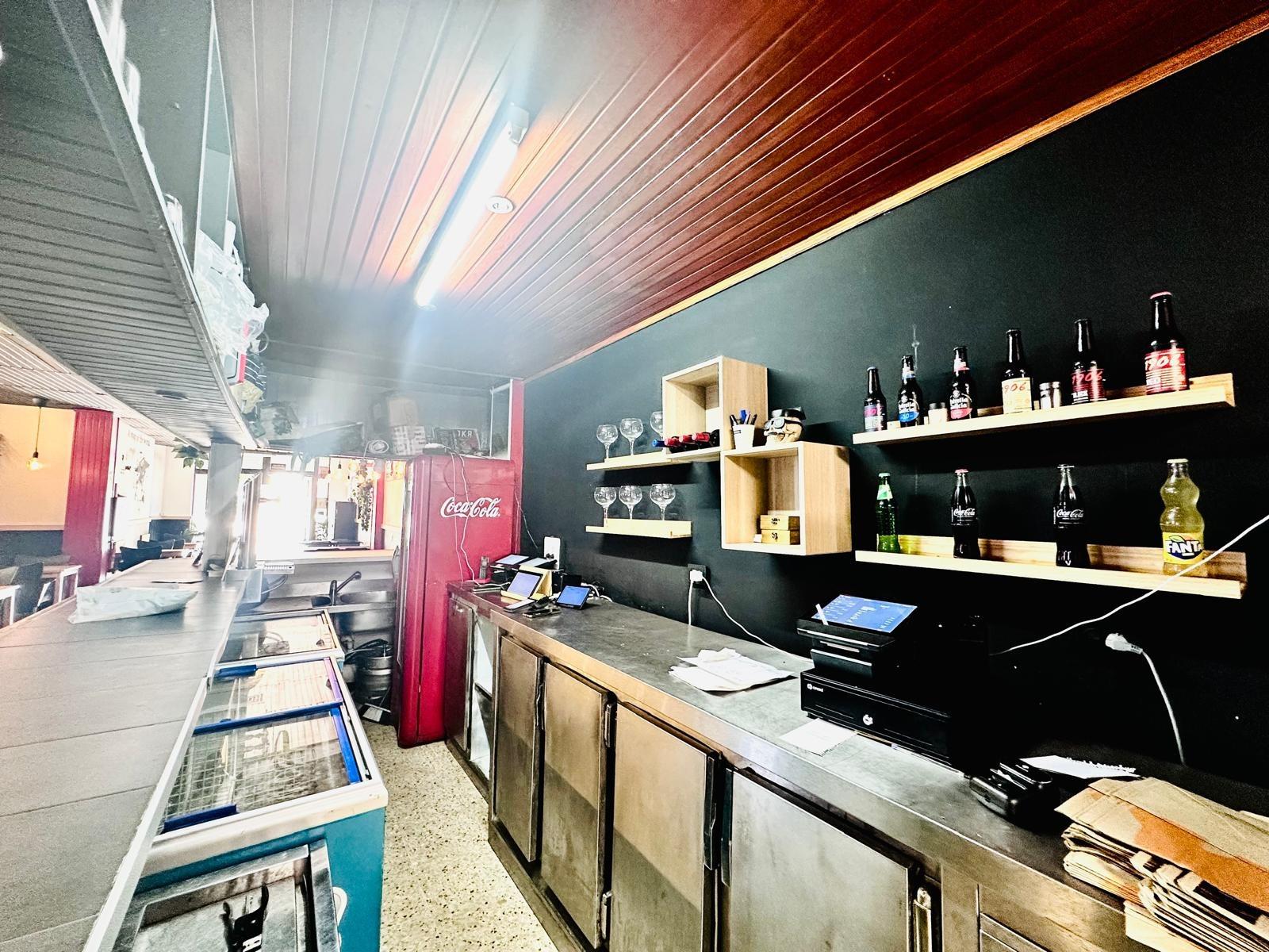Restaurante en TRASPASO de 120 m² con clientela y ubicación de alto tránsito en el Cruce de Arinaga