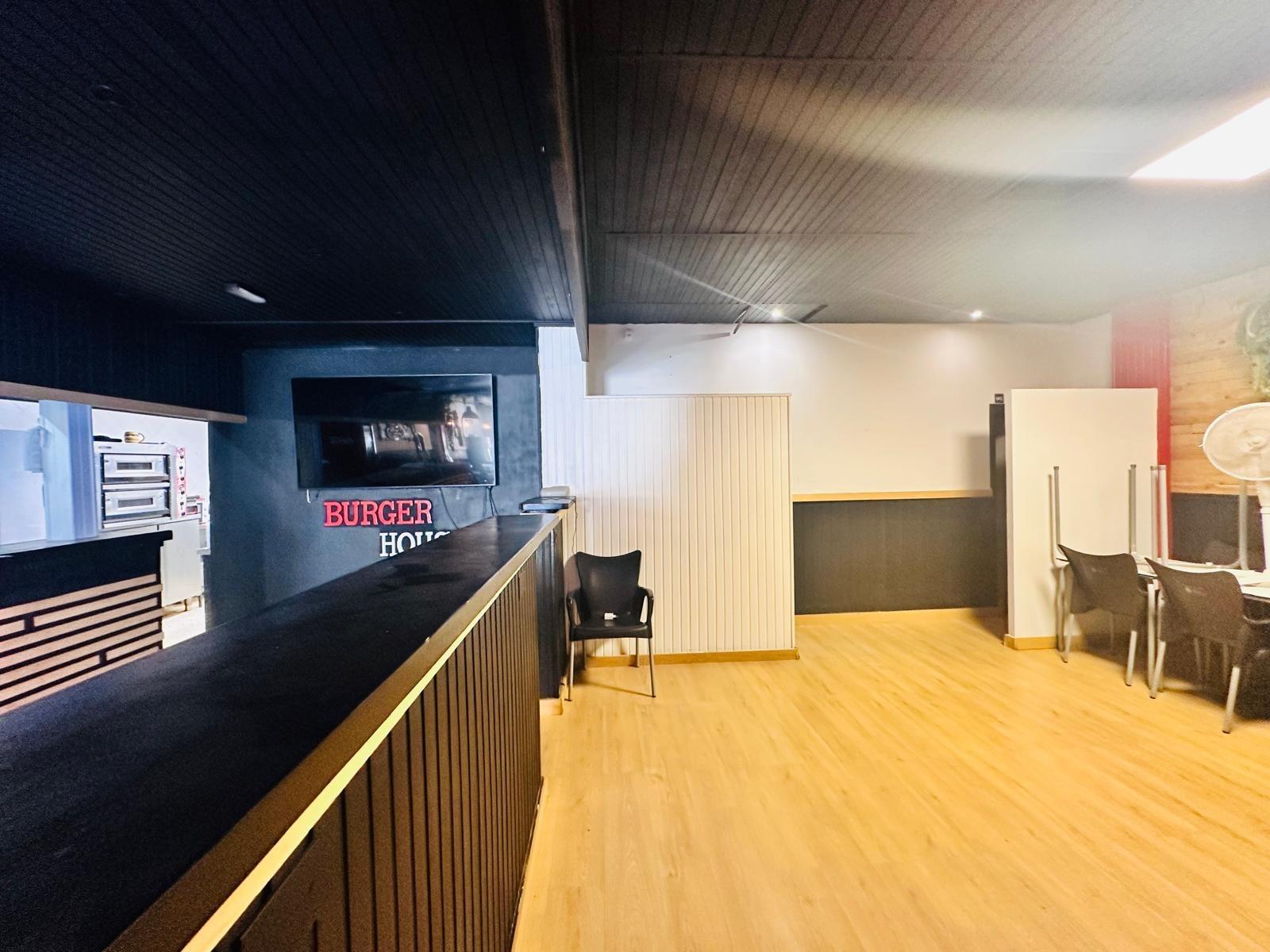 Restaurante en TRASPASO de 120 m² con clientela y ubicación de alto tránsito en el Cruce de Arinaga
