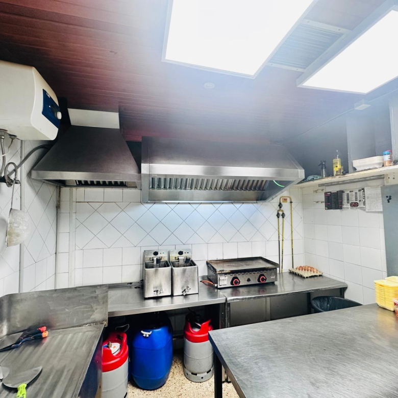 Restaurante en TRASPASO de 120 m² con clientela y ubicación de alto tránsito en el Cruce de Arinaga