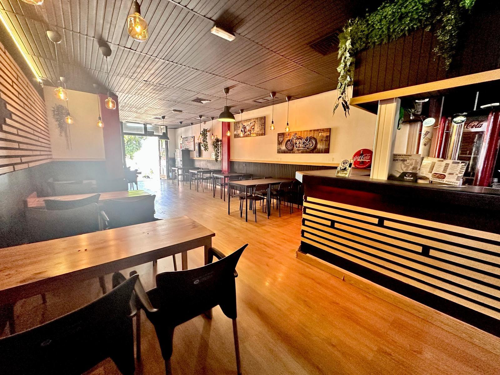Restaurante en TRASPASO de 120 m² con clientela y ubicación de alto tránsito en el Cruce de Arinaga