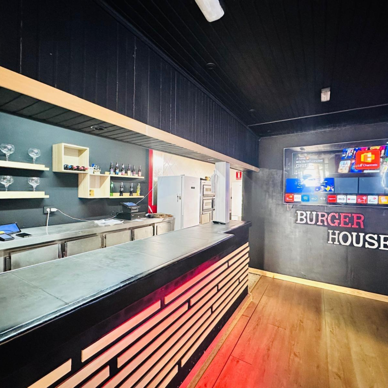 Restaurante en TRASPASO de 120 m² con clientela y ubicación de alto tránsito en el Cruce de Arinaga