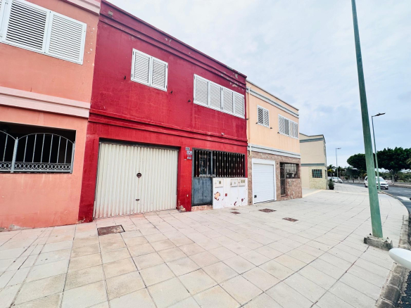 Dúplex con muchísimo potencial de 3 dormitorios, 2 baños y garaje en El Doctoral, Vecindario.