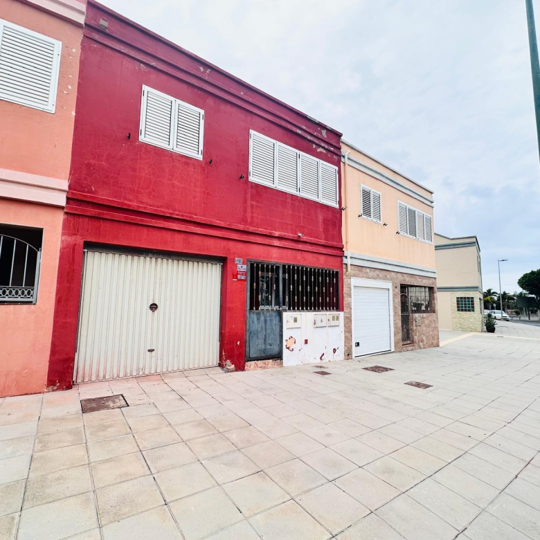 Dúplex con muchísimo potencial de 3 dormitorios, 2 baños y garaje en El Doctoral, Vecindario.