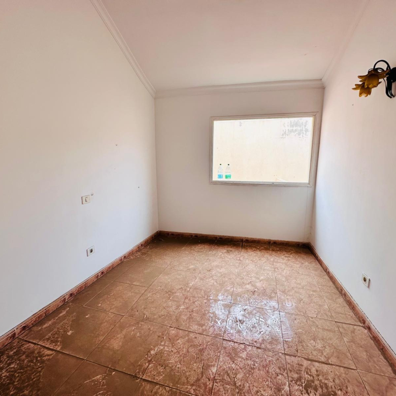 Dúplex con muchísimo potencial de 3 dormitorios, 2 baños y garaje en El Doctoral, Vecindario.