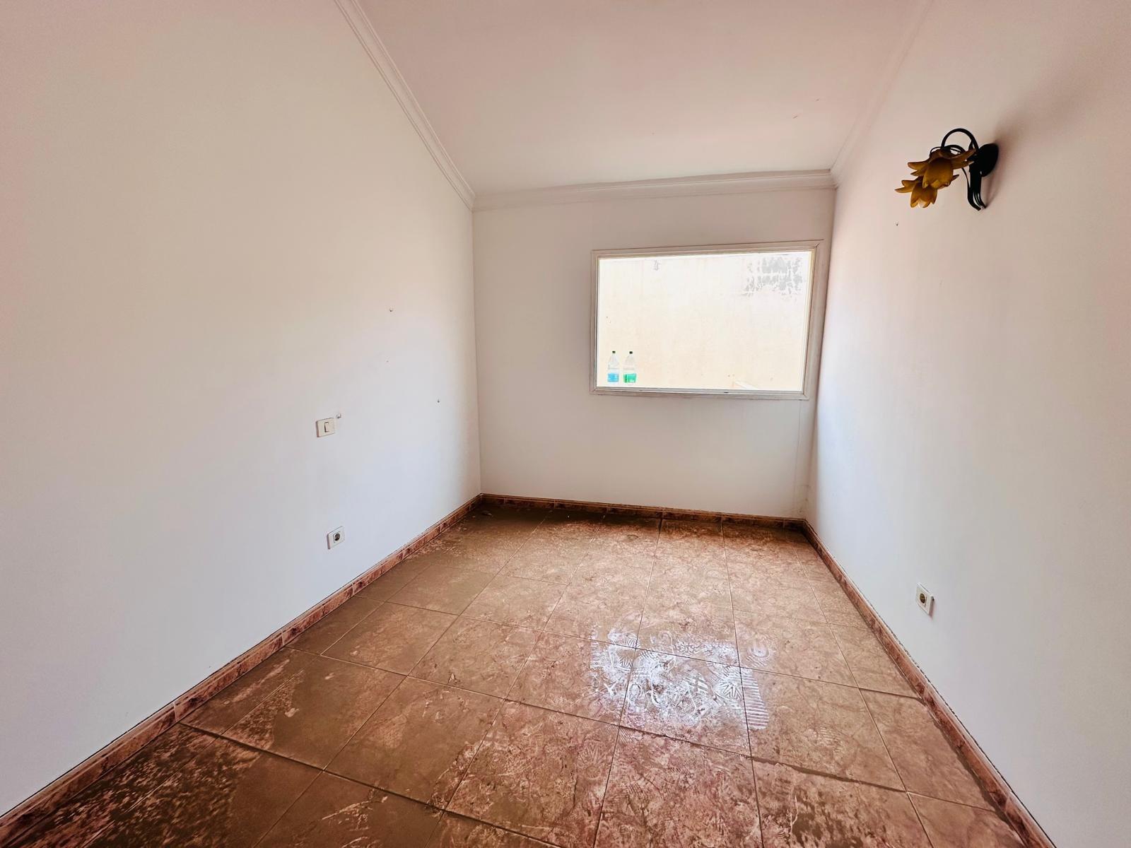 Dúplex con muchísimo potencial de 3 dormitorios, 2 baños y garaje en El Doctoral, Vecindario.