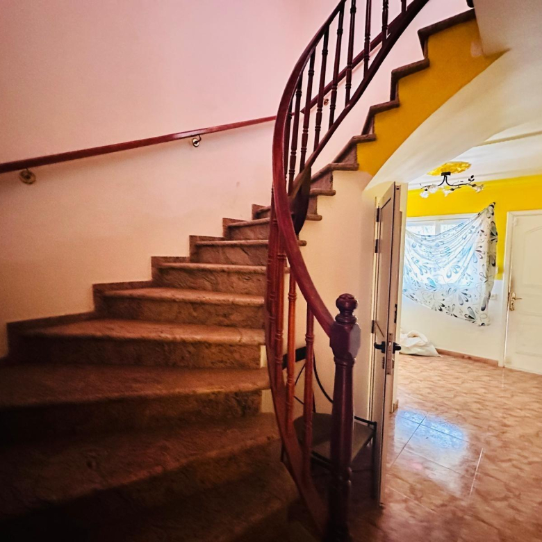 Dúplex con muchísimo potencial de 3 dormitorios, 2 baños y garaje en El Doctoral, Vecindario.