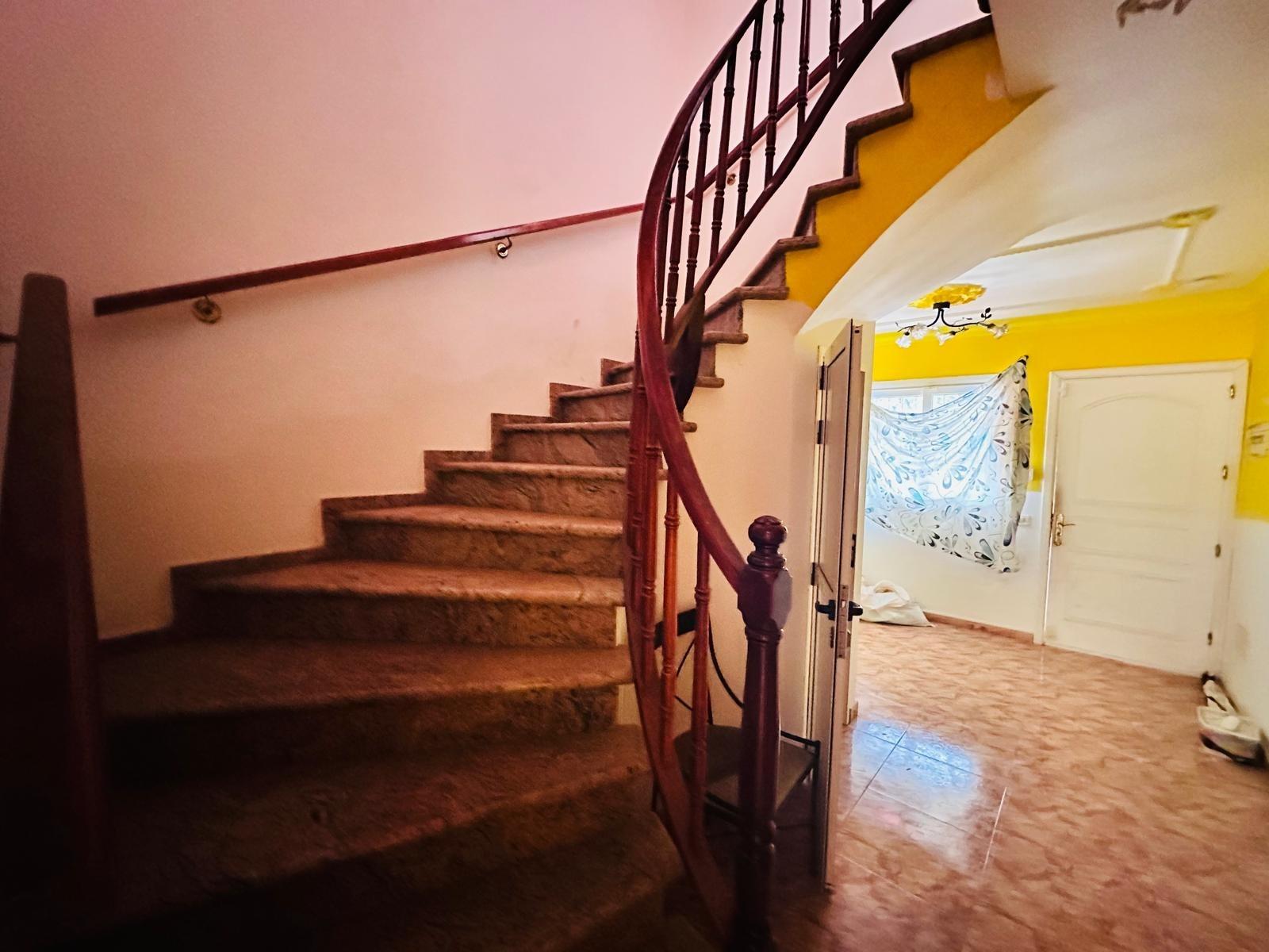 Dúplex con muchísimo potencial de 3 dormitorios, 2 baños y garaje en El Doctoral, Vecindario.