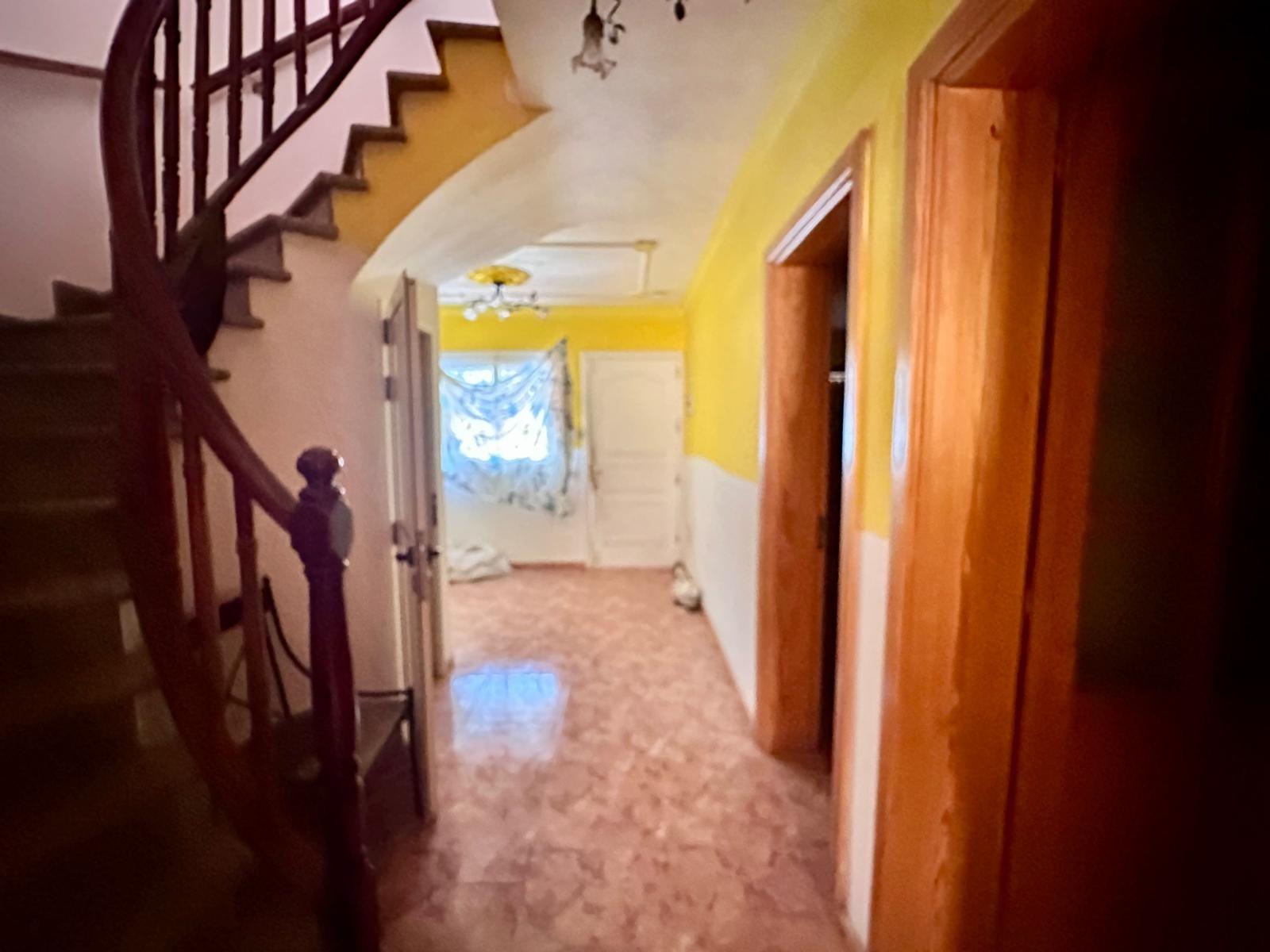 Dúplex con muchísimo potencial de 3 dormitorios, 2 baños y garaje en El Doctoral, Vecindario.
