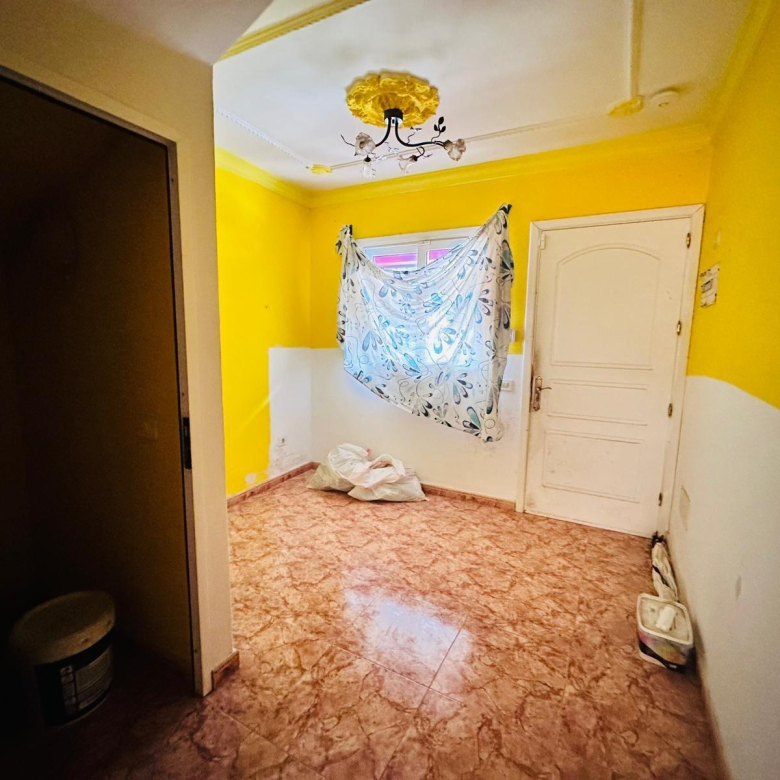 Dúplex con muchísimo potencial de 3 dormitorios, 2 baños y garaje en El Doctoral, Vecindario.