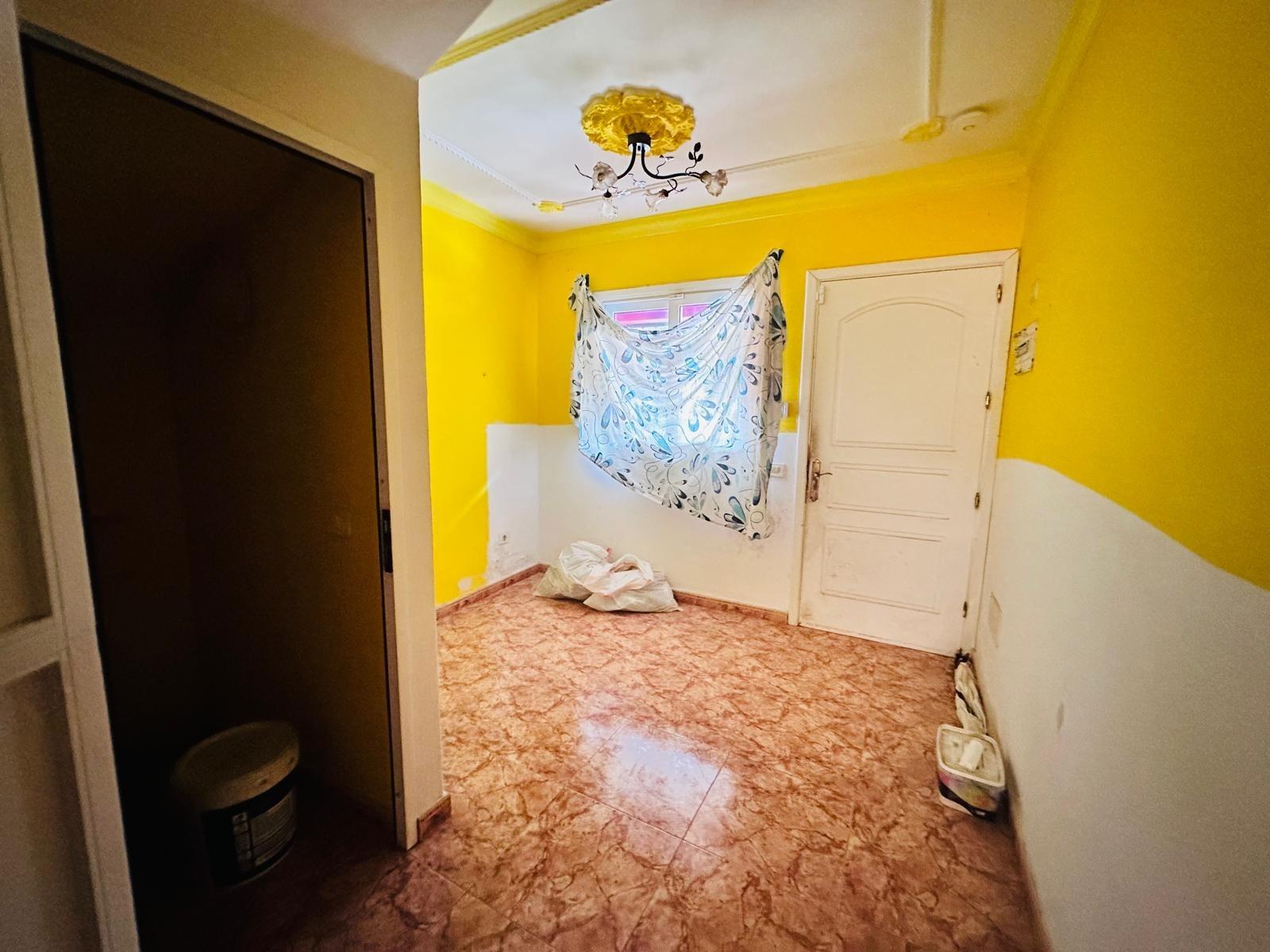 Dúplex con muchísimo potencial de 3 dormitorios, 2 baños y garaje en El Doctoral, Vecindario.