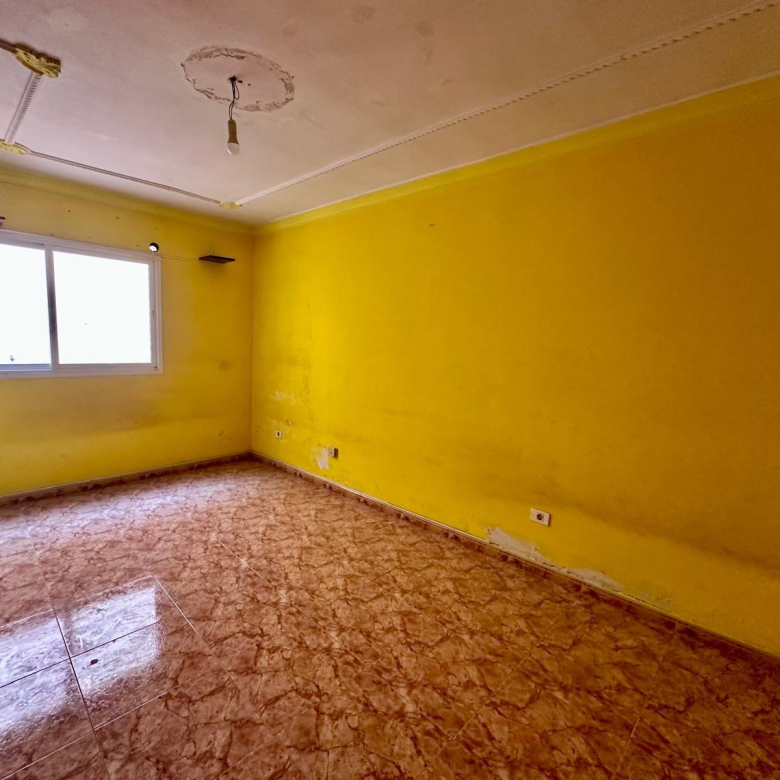 Dúplex con muchísimo potencial de 3 dormitorios, 2 baños y garaje en El Doctoral, Vecindario.