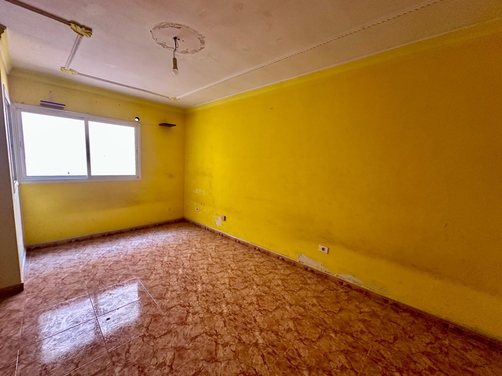 Dúplex con muchísimo potencial de 3 dormitorios, 2 baños y garaje en El Doctoral, Vecindario.