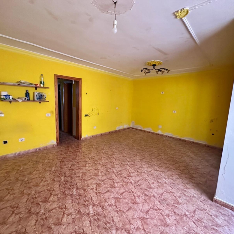 Dúplex con muchísimo potencial de 3 dormitorios, 2 baños y garaje en El Doctoral, Vecindario.