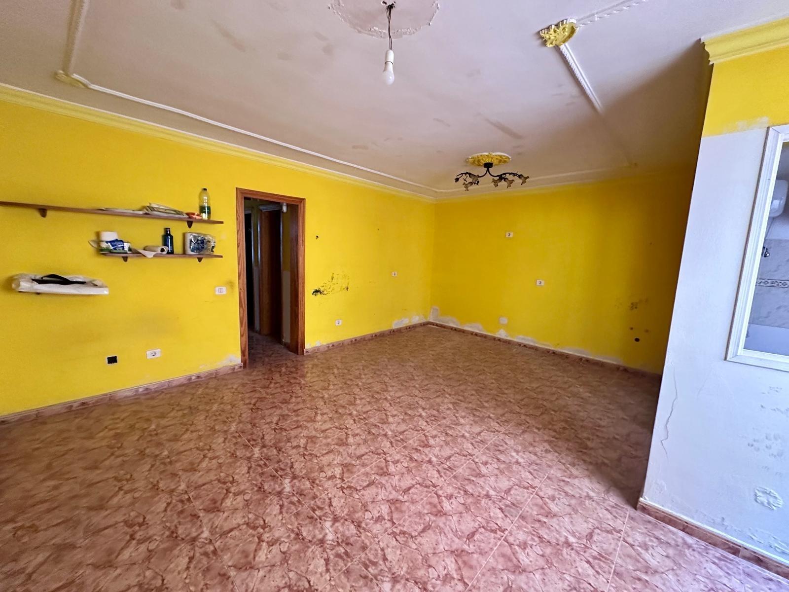 Dúplex con muchísimo potencial de 3 dormitorios, 2 baños y garaje en El Doctoral, Vecindario.