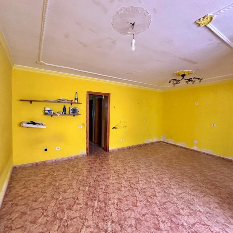 Dúplex con muchísimo potencial de 3 dormitorios, 2 baños y garaje en El Doctoral, Vecindario.