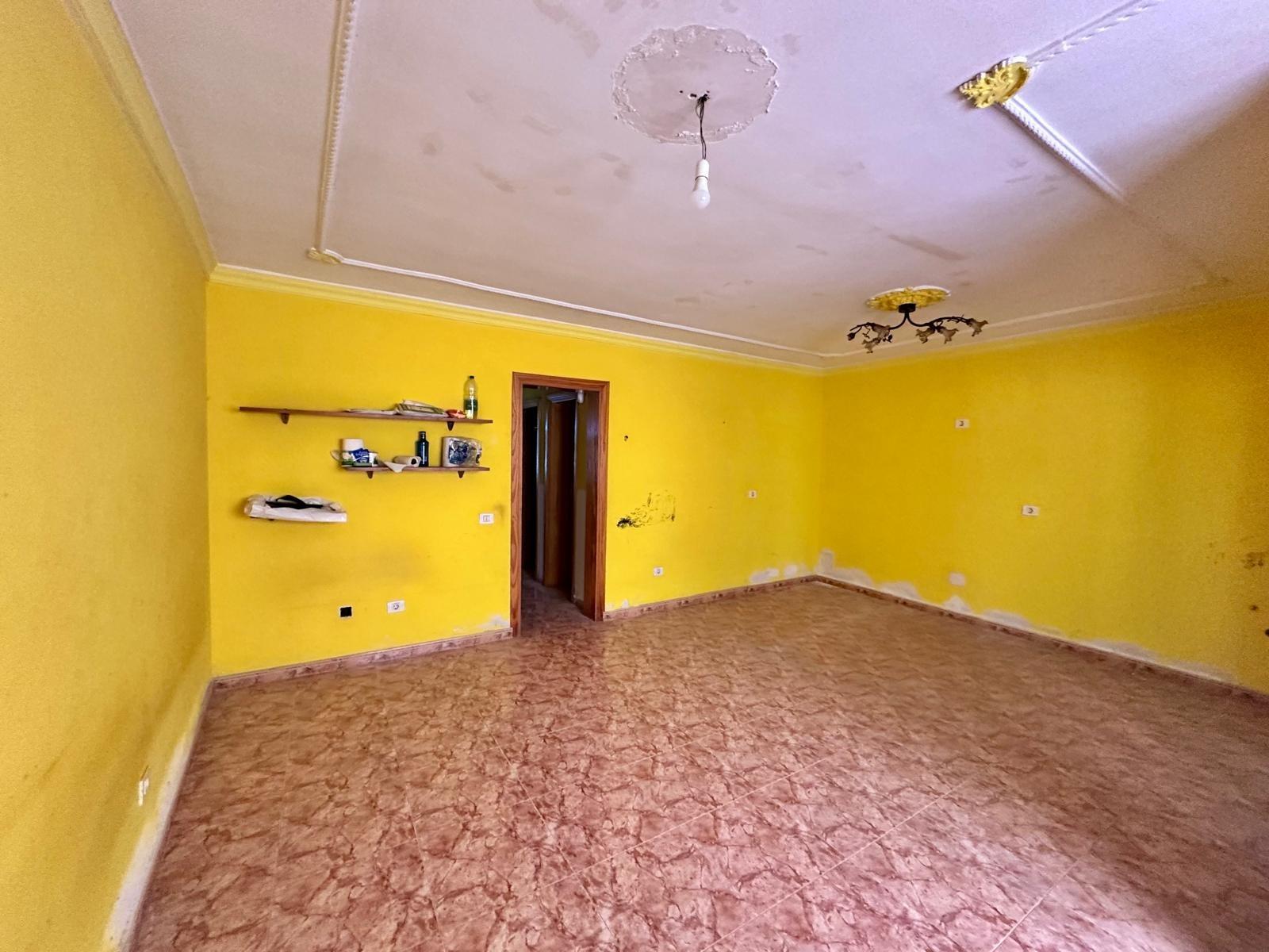 Dúplex con muchísimo potencial de 3 dormitorios, 2 baños y garaje en El Doctoral, Vecindario.