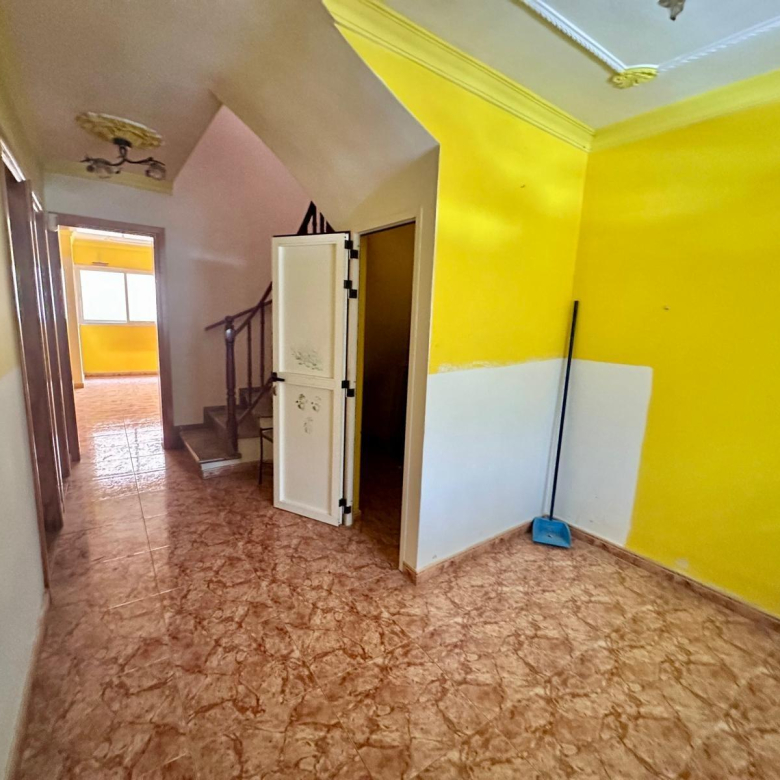 Dúplex con muchísimo potencial de 3 dormitorios, 2 baños y garaje en El Doctoral, Vecindario.