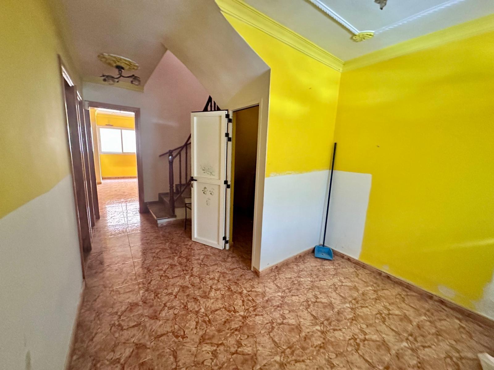 Dúplex con muchísimo potencial de 3 dormitorios, 2 baños y garaje en El Doctoral, Vecindario.
