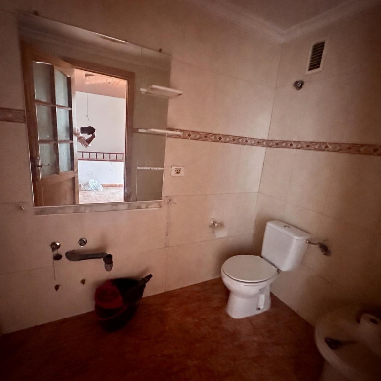 Dúplex con muchísimo potencial de 3 dormitorios, 2 baños y garaje en El Doctoral, Vecindario.