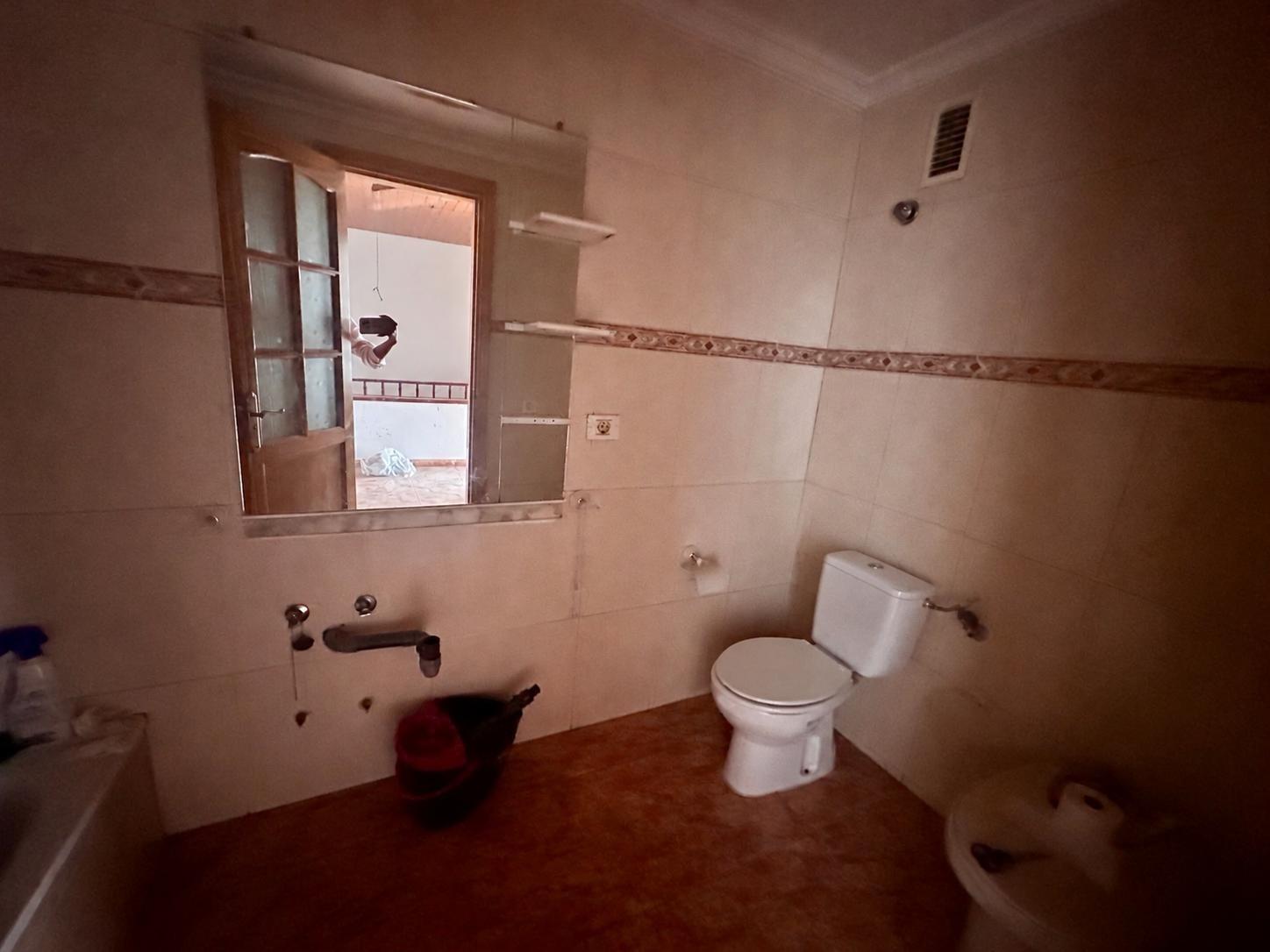 Dúplex con muchísimo potencial de 3 dormitorios, 2 baños y garaje en El Doctoral, Vecindario.