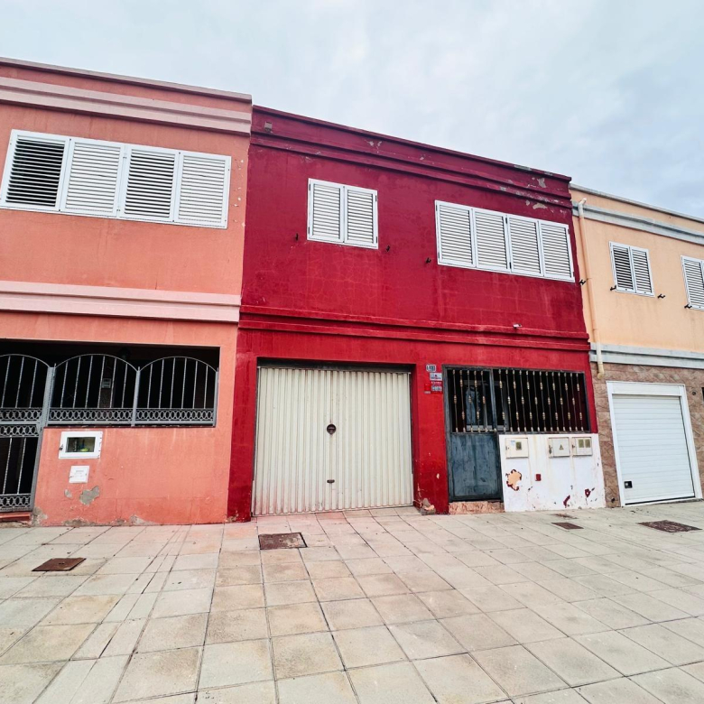 Dúplex con muchísimo potencial de 3 dormitorios, 2 baños y garaje en El Doctoral, Vecindario.