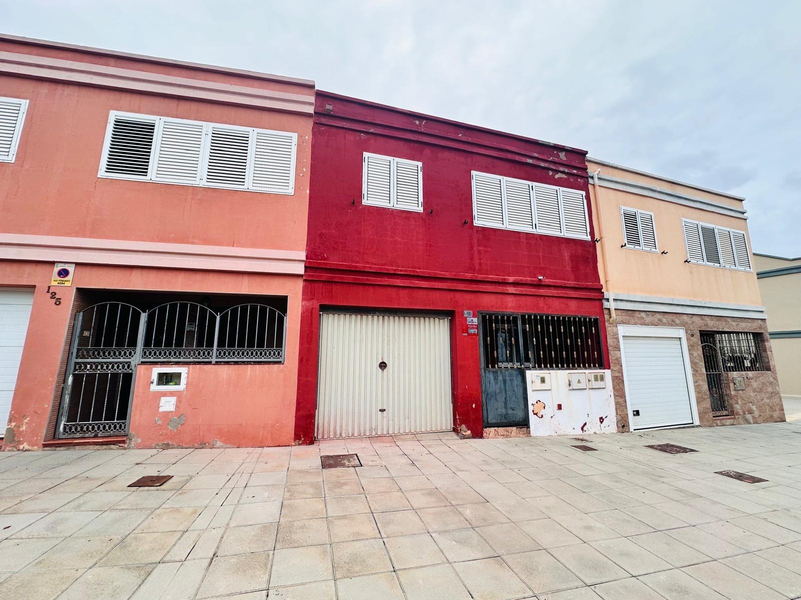 Dúplex con muchísimo potencial de 3 dormitorios, 2 baños y garaje en El Doctoral, Vecindario.